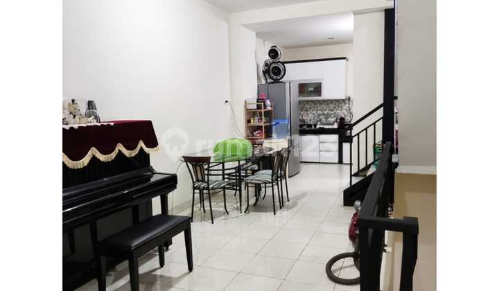 Ruko 3 Lantai Strategis Depan Pasar Laris