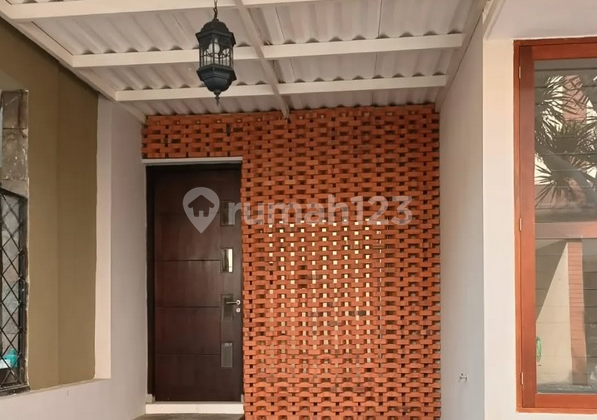 Two-Storey Aesthetic Well-Maintained Ready-to-Occupy House in the Elite Area of Raya Kendangsari