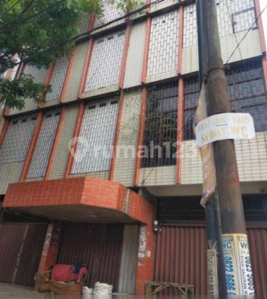 For sale quickly and cheaply, shop house and home, this property is located in a very strategic location on the main road. 2