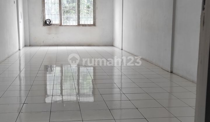 3-Storey Shophouse on Busy Street in Karang Mulya, Karang Tengah, Tangerang 2