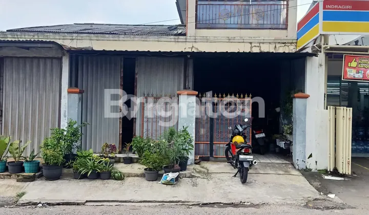 House Suitable for Living and Business or Office, Very Strategic Location Next to Indomaret and Market.
