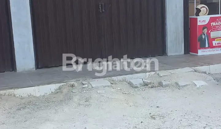 Hunian yang Sangat Strategis di Pinggir Jalan