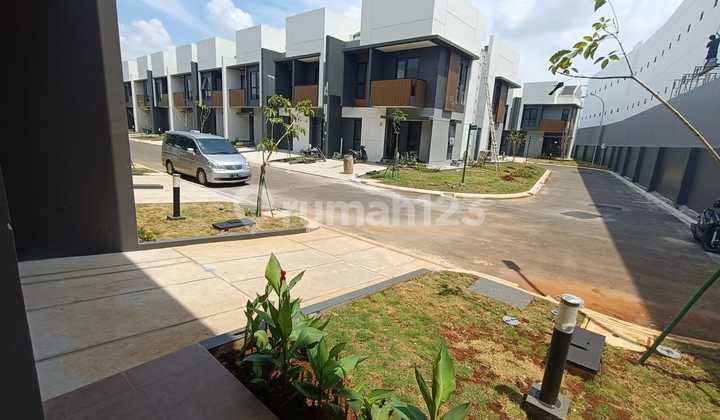 Dijual Rumah Hoek Disummarecon Crown Gading.  2