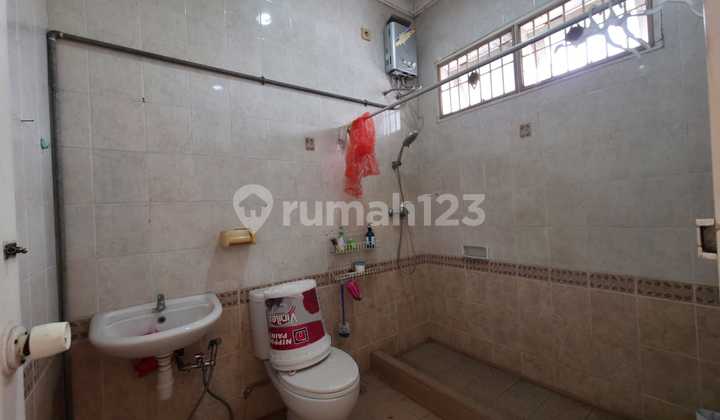 Jual Cepattt!!! Rumah 2 Lantai Full Renov Semi Furnish 2