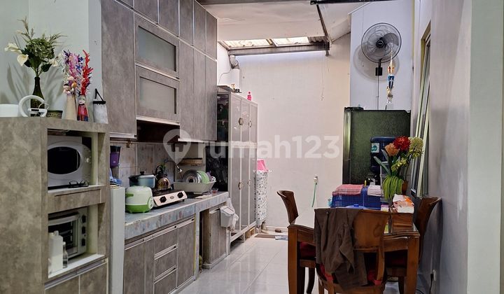 Dijual Rumah Rapi Hadap Taman, Siap Huni