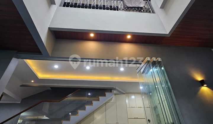 Rumah Luxury 3,5 Lantai Lavesh dengan Kolam Renang 2