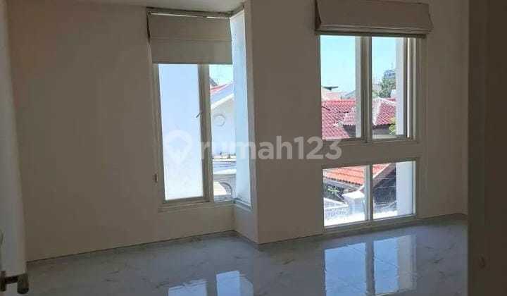 Baru gress dan Miliki rumah 2 lantai yang asri ini,  dijual dengan pemandangan indah yang menambah nilai estetika di lingkungan hunian 2