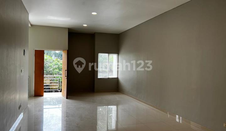 Rumah Strategis, Siap Huni Di Jl. Johar ( Sayap Riau ). Lokasi Premium, Akses Mudah , Cocok Utk Keluarga Sekaligus Utk Usaha.
