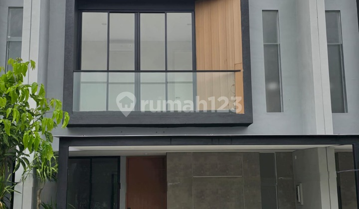 Disewakan Rumah 3 Lantai di Nortwest Lake