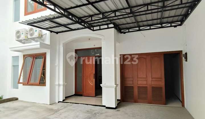 For Rent Nice 2-Story House Ready to Occupy in Dukuh Kupang Timur 2