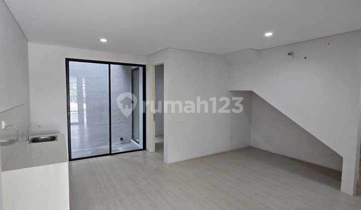 Disewakan Rumah 3 Lantai di Nortwest Lake 2