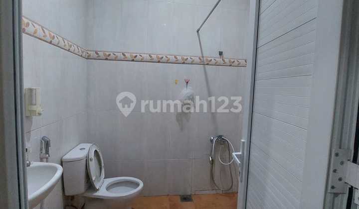 3-Storey Building with Rooftop Suitable for Business/Office, Parking for 6 Cars 2