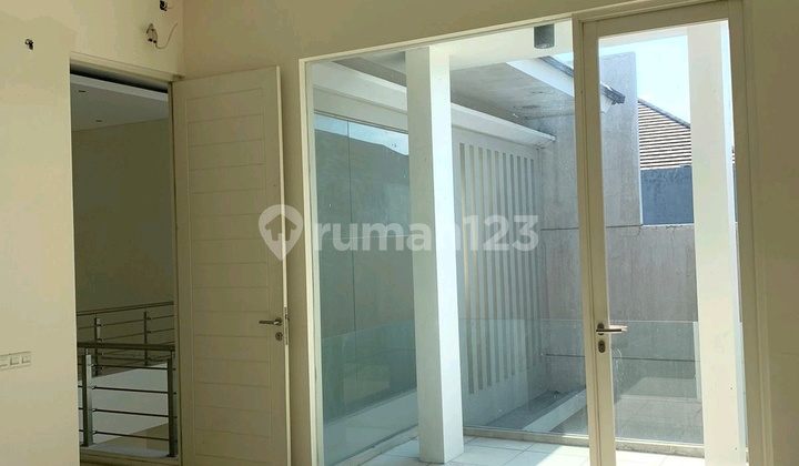 Rumah Raffles di Citraland Utama Surabaya Barat 2