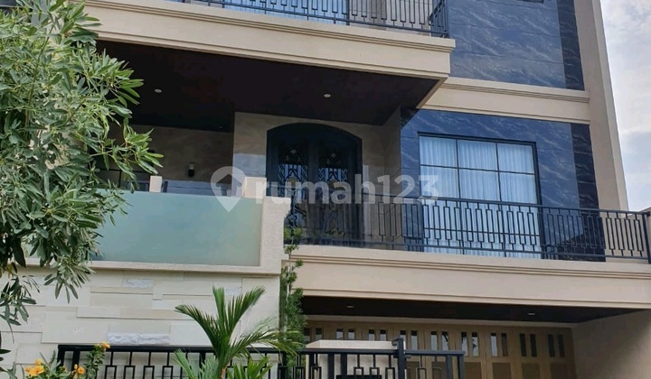 Jual Rumah ada Kolam Renang di Citraland Utama