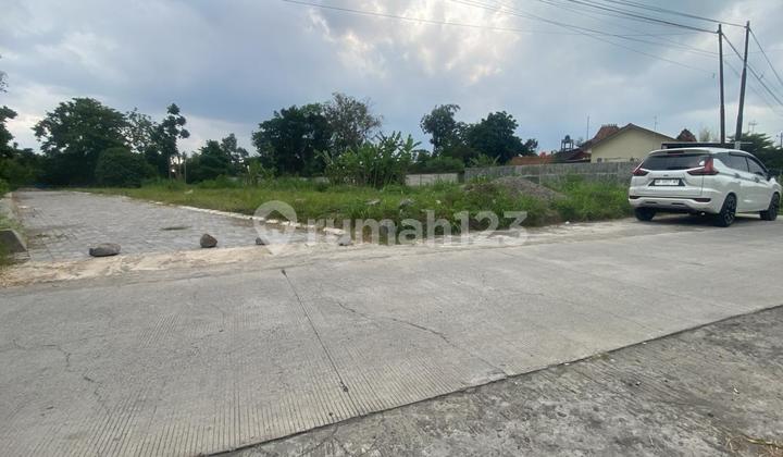 Tanah Hook 2 Muka Strategis di Timur Stand Stand Maguwoharjo