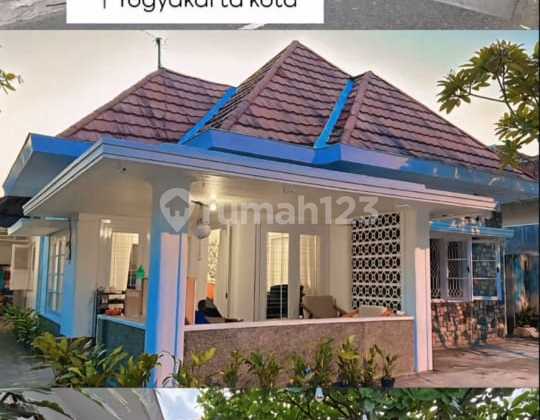 Rumah Strategis Desain Kolonial di Tengah Kota Yogyakarta Rumah Strategis Desain Kolonial di Tengah Kota Yogyakarta