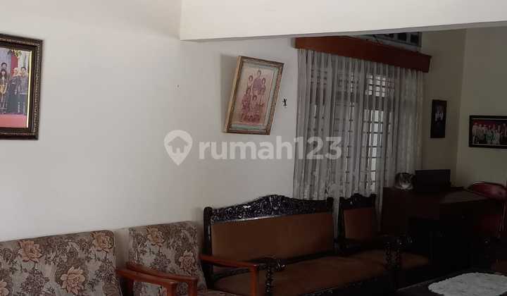 Strategic Classic House in Premium Colombo Demangan Area