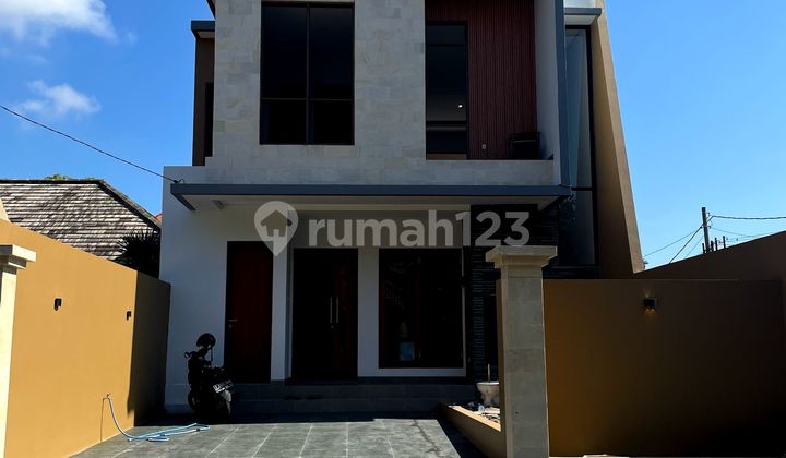 Rumah Baru Di Renon. Row Jalan Sangat Besar