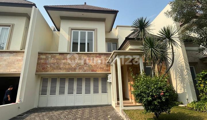 Town House Luas di Pejaten dengan Taman, Gazebo Fasilitas Lengkap