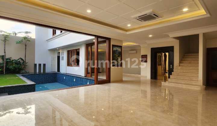Rumah Kemang Tropical Modern dengan Lift Pribadi dan Kolam Renang