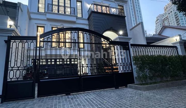 Rumah Mewah 3 Lantai Kebayoran Baru - Private Lift, 1 Km ke PIM