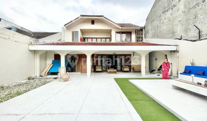 Rumah Keluarga di Pejaten Barat, Halaman Depan Belakang Luas