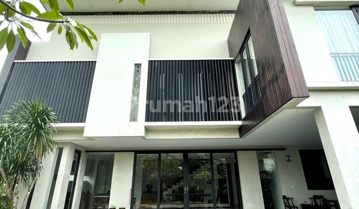 Rumah Cilandak Bdn 2, Dilengkapi Kolam Renang dan Taman Cantik