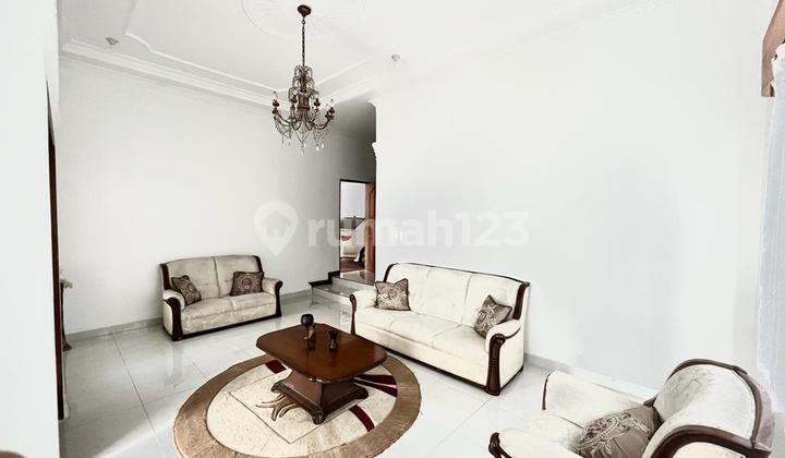 Family House in West Pejaten, Spacious Front and Backyard 2