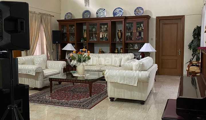 Large Family Home in Pondok Indah, Multipurpose Room & Swimming Pool Large Family Home in Pondok Indah, Multipurpose Room & Swimming Pool