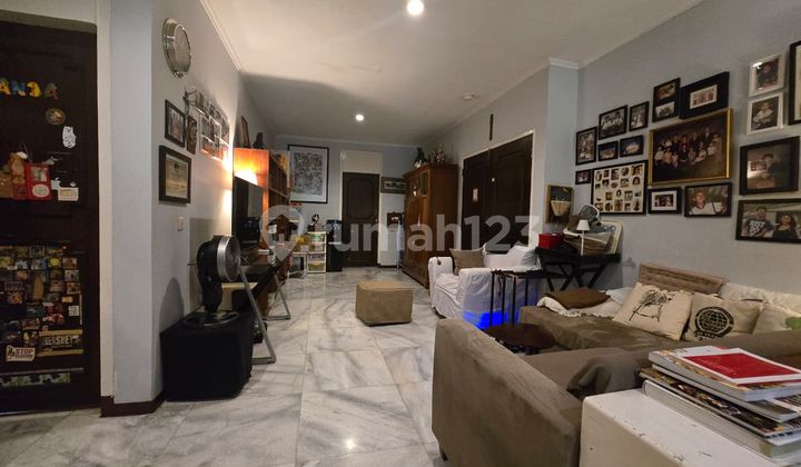 Luxury House with Swimming Pool &amp; Spacious Garden in Kemang (NB)