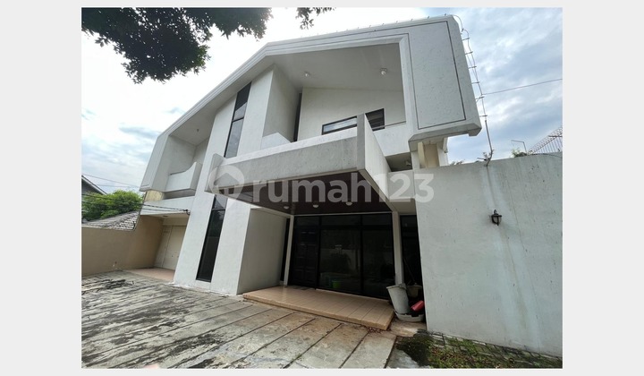 Rumah di Mampang Prapatan - Tipe Luas & Kolam Renang Pribadi