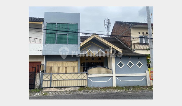 Rumah Second Tipe Besar Pinggir Jalan Condongcatur Depok