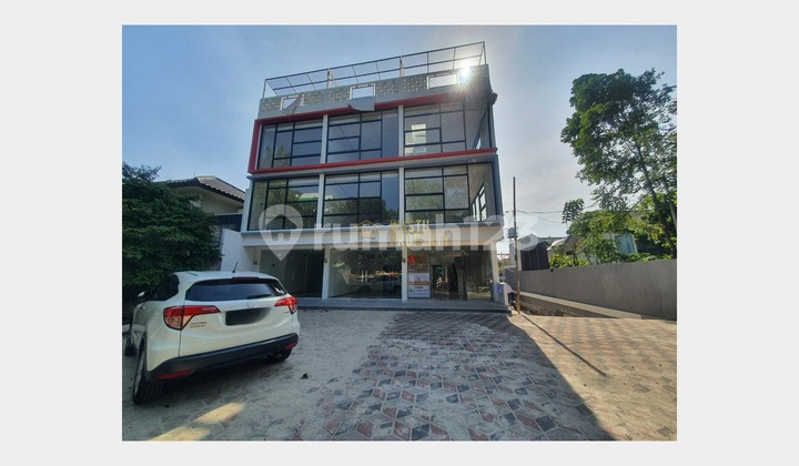 3-Story Modern Shop House in a Bustling Area South of Ragunan 1