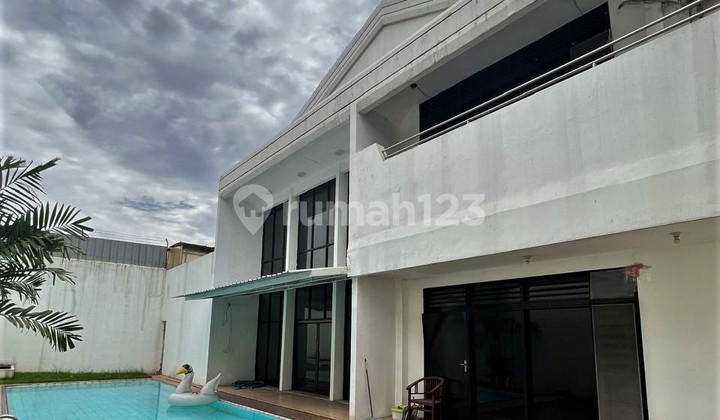 Rumah Impian di Mampang Prapatan, Siap Huni, Kolam Renang 2