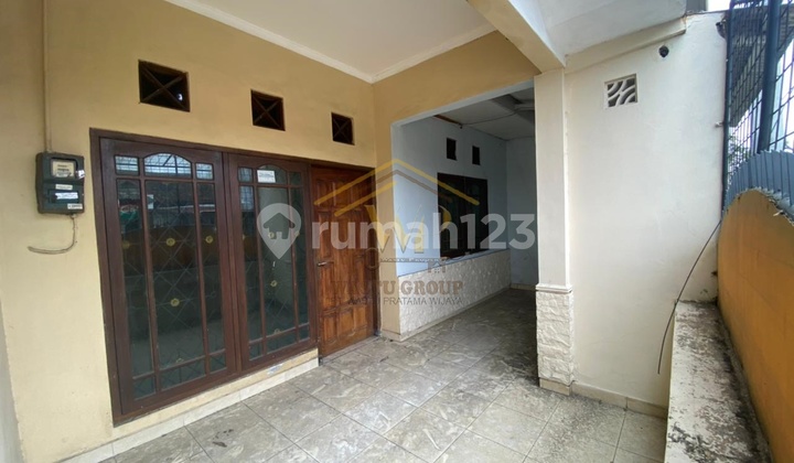 Rumah Second Tipe Besar Pinggir Jalan Condongcatur Depok 2