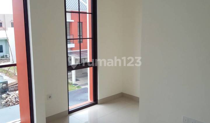 Ready-to-Occupy House in Green Village Tangerang Strategic Location Negotiable 1