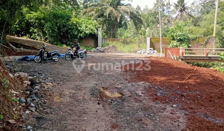 Land on the roadside ready to build, very strategic near campus. 2