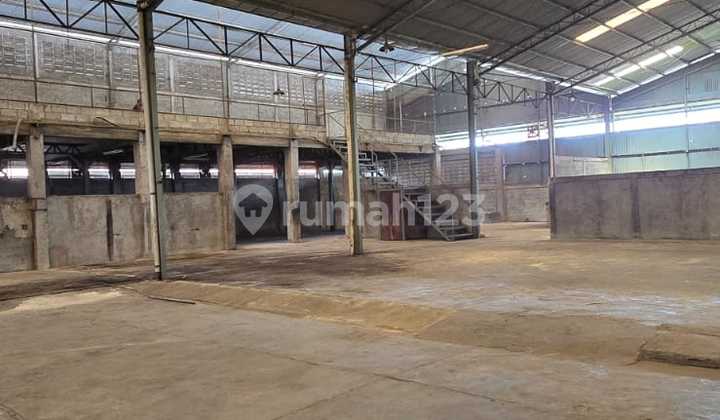 Warehouse in Cikupa, Tangerang. Building area 3000 m². 40 ft container access. Cikupa toll access.