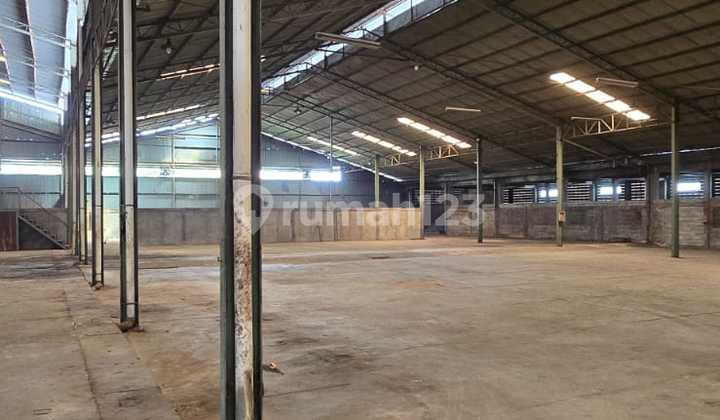 Warehouse in Cikupa, Tangerang. Building area 3000 m². 40 ft container access. Cikupa toll access.