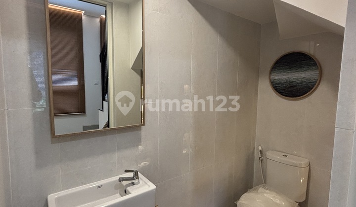 Malibu Village, Prime Access New Release! 3-Story House for Long-Term Investment 2