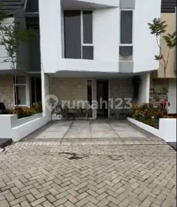 Dijual Murah Rumah Modern 2 Lantai di Tengah Kota Malang.