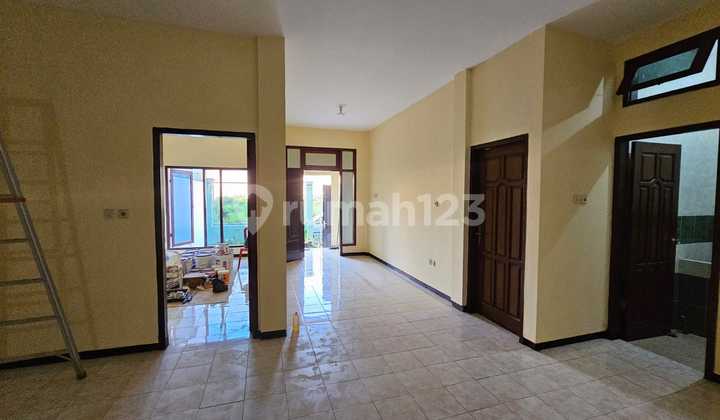 For Sale Ready-to-Occupy House in Kalpataru Near Suhat Axis 2