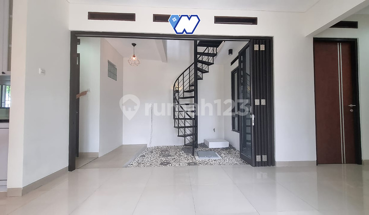 Bebas Banjir, Rumah, 2 Lantai, SHM, Dekat Pusat Perbelanjaan, di Batununggal 1