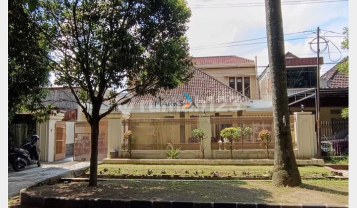 For Sale Classic Well-Maintained &amp; Move-In Ready House in Klojen Malang 2