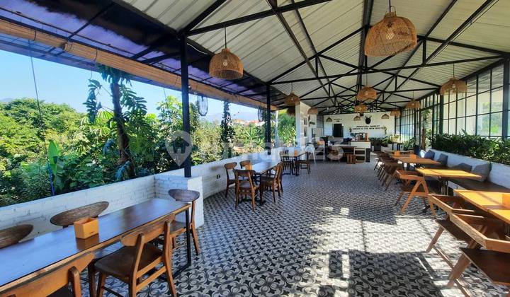 For sale: House and cafe in a bustling condition, 360-degree view of the mountain and Batu City.