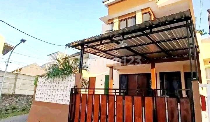 * TURUN HARGA, BUTUH SEGERA TERJUAL! Dijual Villa Full Furnish + Private Pool Di  Kota Batu*