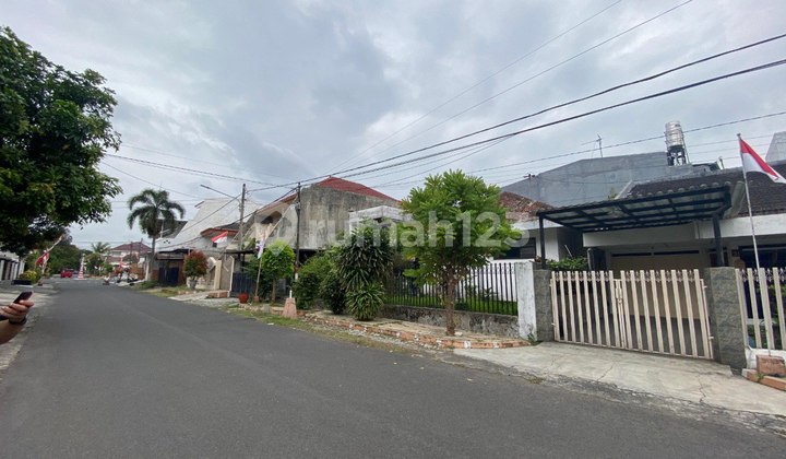 DIJUAL RUMAH KLASIK TERAWAT SIAP HUNI DEKAT ABM MALANG