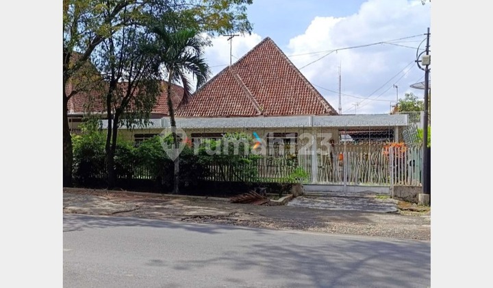 Price Drop! Classic House for Sale on Klojen Road Corridor, Malang