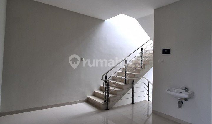 Ready-to-Occupy Villa with Modern Design in Adikusuma, Batu 2