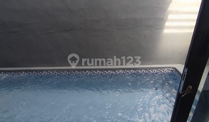 Villa House Fully Furnished Modern Design in Junrejo, Batu City 2